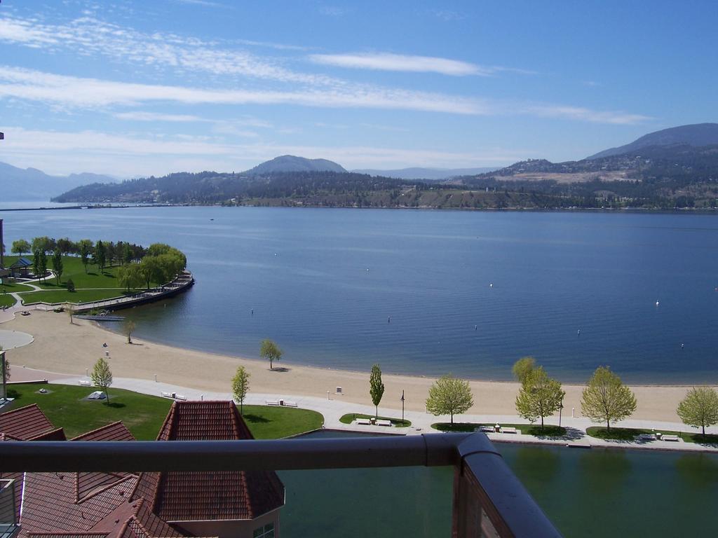 Sunset Waterfront Resort By Kelownacondorentals Oda fotoğraf